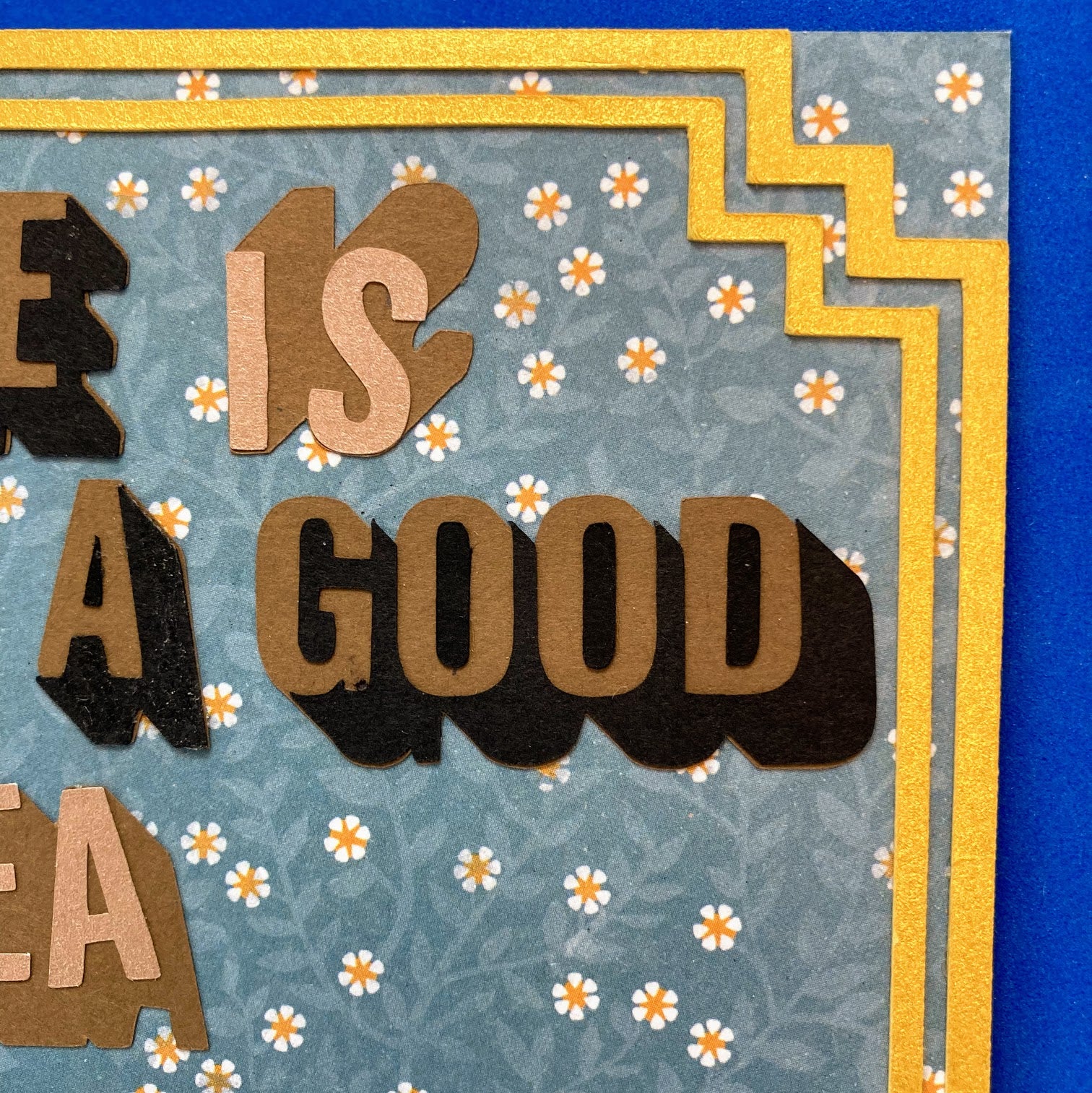 Coffee is Always a Good Idea Decorative Frame - detalle borde dorado derecho