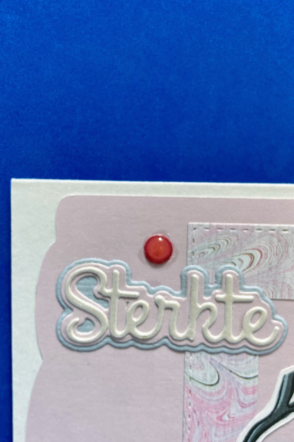 Close-up of the layered Dutch STERKTE sentiment on the handmade card